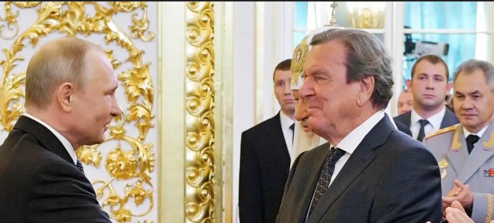 Sparkasse blockiert Zahlungen an Gerhard Schröder