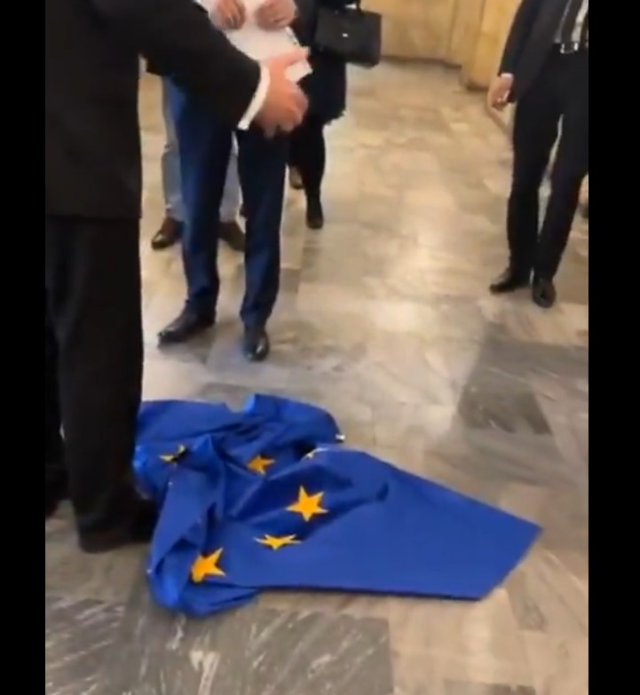 Polnischer Präsidentschaftskandidat Grzegorz Braun tritt EU-Flagge