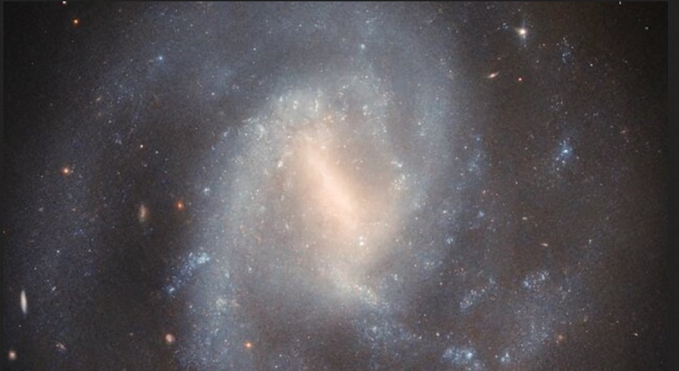 Hubble zeigt Spuren einer Supernova im Sternbild Großer Bär