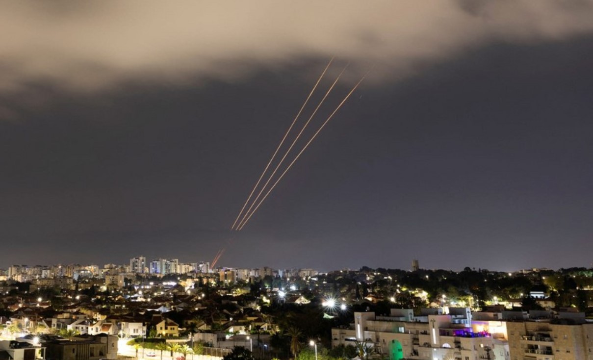 Iran greift israelisches Militärhauptquartier in Tel Aviv mit Rakete an
