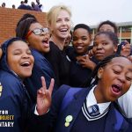Charlize Theron macht sich über Bezos-Hochzeit lustig – ernste Botschaft bei Charity-Event