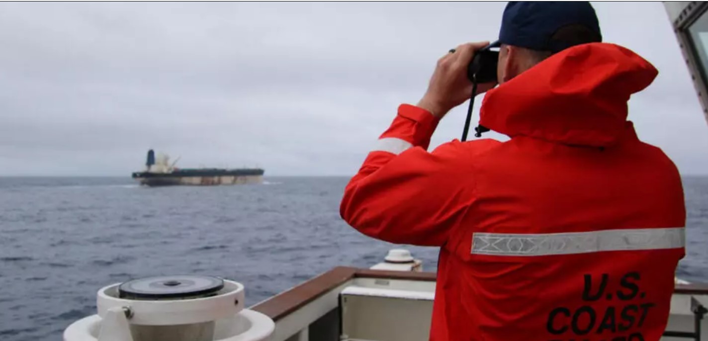 Sieben Tanker versuchen zu entkommen