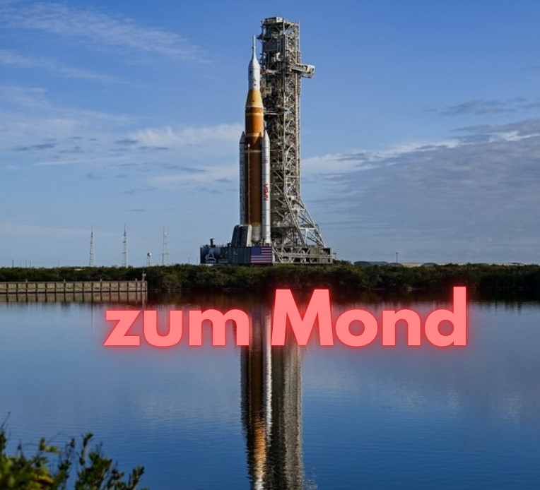 Megarakete für bemannten Mondflug in Startposition