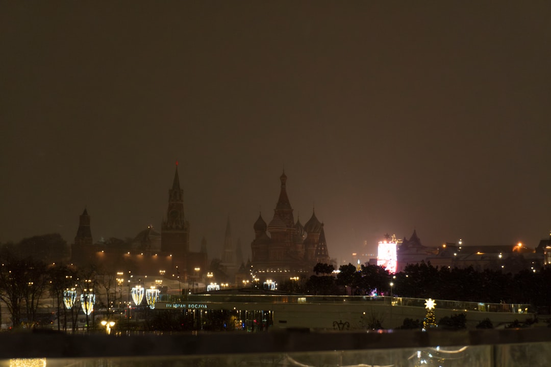 Nächtliche Skyline von Moskau während eines groß angelegten Drohnenangriffs