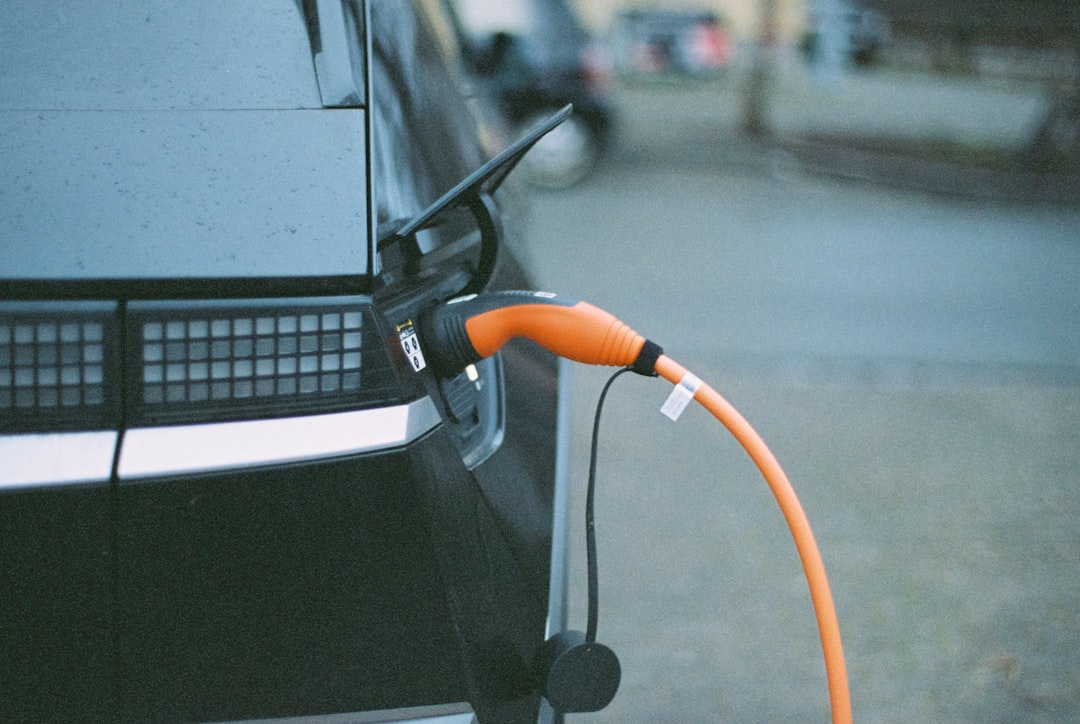Elektroauto wird an einer öffentlichen Ladestation in Deutschland geladen