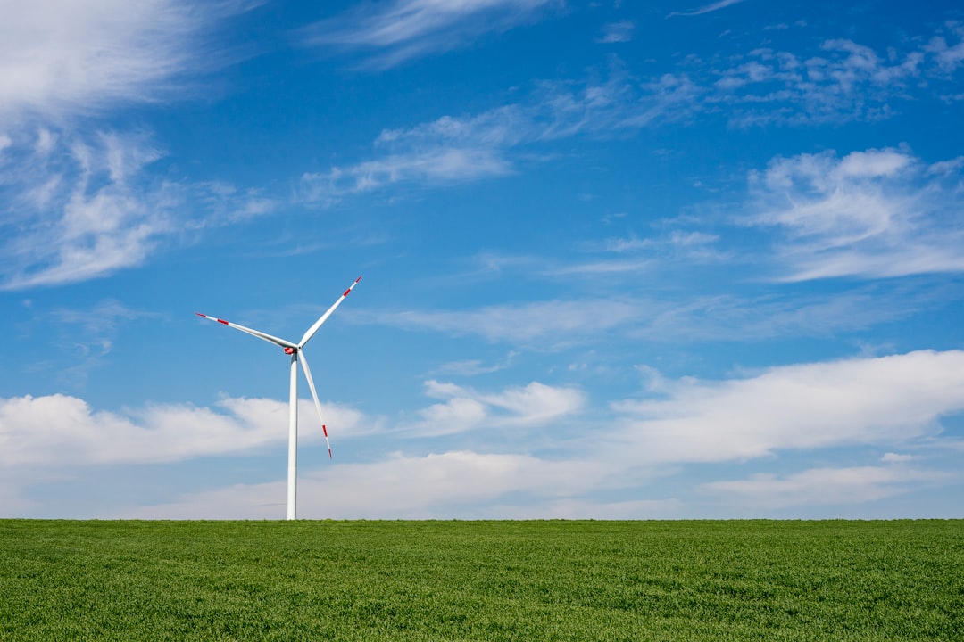 Windkraftanlage als Symbol für nachhaltige Anlagemöglichkeiten in Deutschland