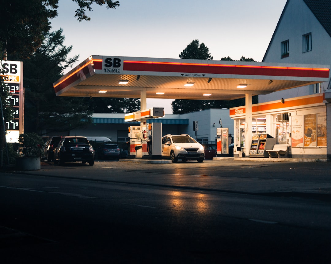Tankstelle in Deutschland – Tausende Stationen stehen wegen der neuen 12-Uhr-Preisregel unter Verdacht